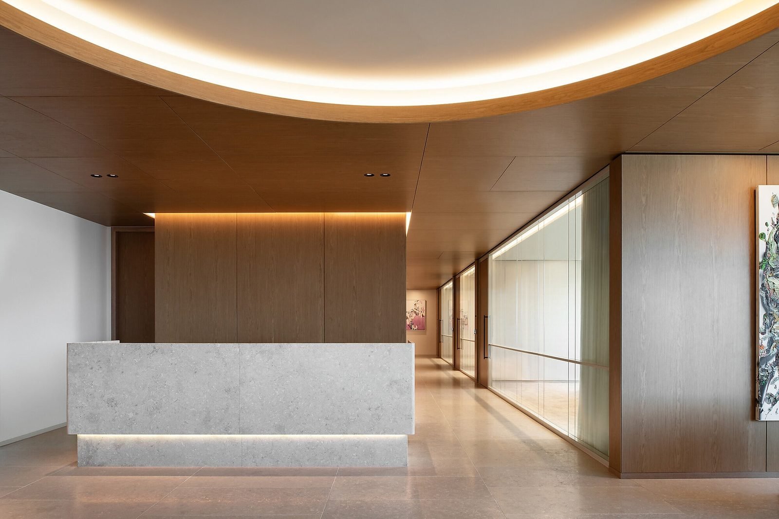 Recepción de madera con luz cálida